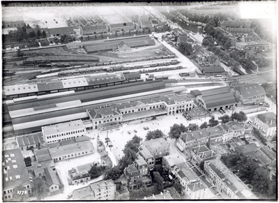 76356 Luchtfoto van het Centraal Station aan het Stationsplein te Utrecht, uit het oosten. Rechts op de voorgrond de ...